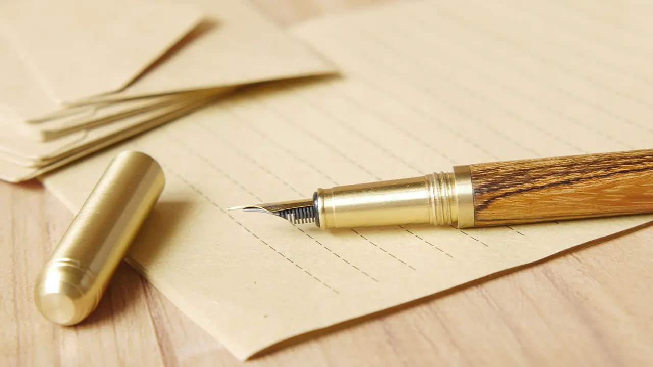 Enveloppen en een pen, klaar om het bericht te versturen