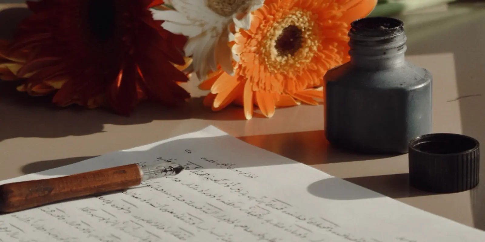 Een rouwkaart met bloemen en een handgeschreven tekst